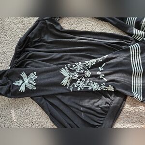 ⭐️4/$10-Black Floral Embroidered Top